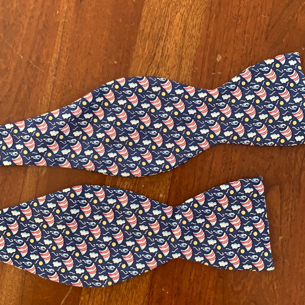 Vineyard Vines sailboat bow tie